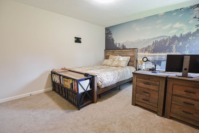 Building Photo - Pet Friendly Three Bedroom in Pleasant View!