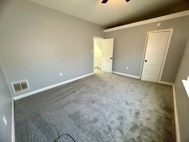 Building Photo - 2 Bedroom Available in Lancaster!