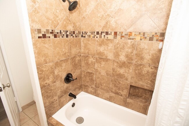 Building Photo - 2 Bedrooms | 2 Bathrooms | Shoppers Paradise