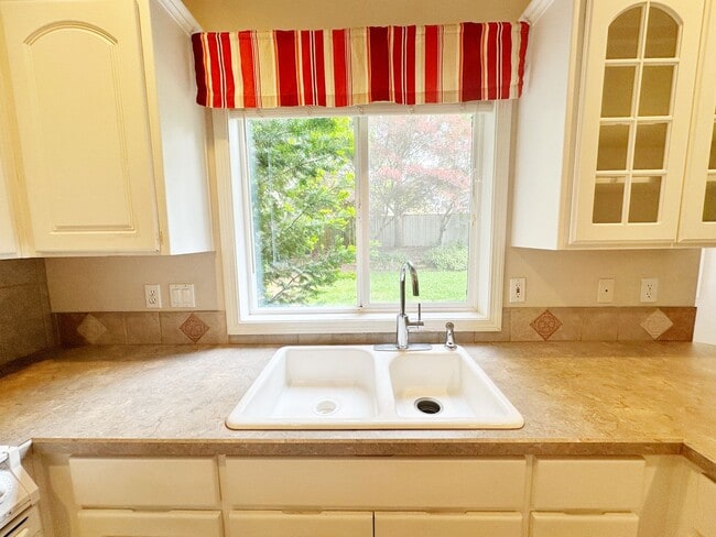 Building Photo - Gorgeous 4-Bedroom, 2.5-Bathroom House in Beaverton with Fenced Backyard, Cozy Gas Fireplace - $1...