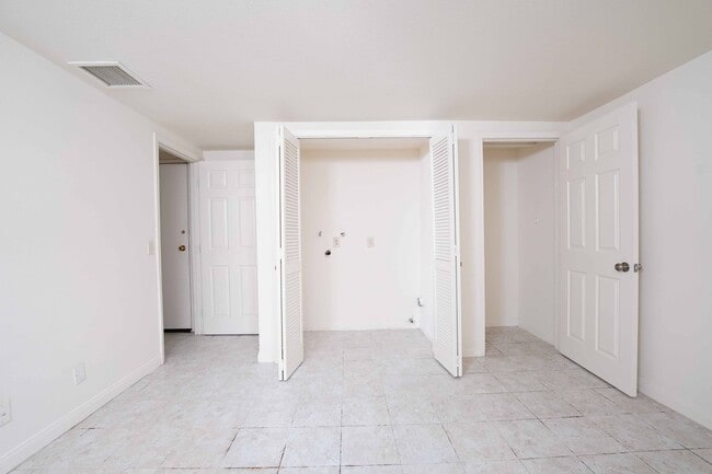Building Photo - >>> THREE BEDROOM + THREE BATHS TOWNHOUSE ...