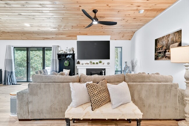 Building Photo - 401 Heritage Vlg