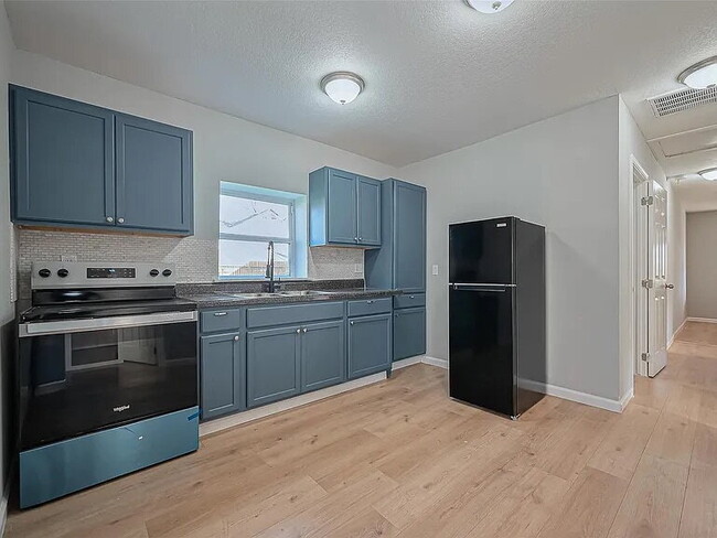 Building Photo - "Duplex- 2100 Sq Ft of Comfort!"