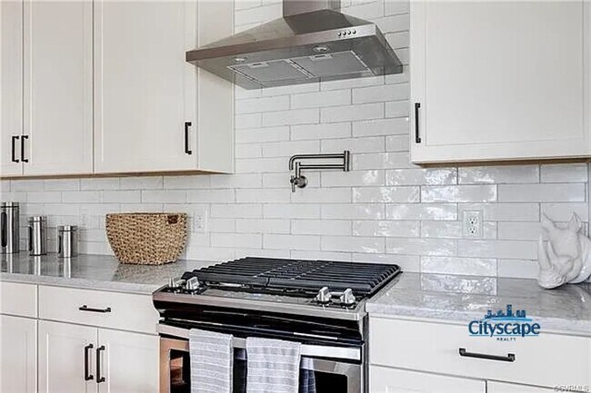 Building Photo - SWANKY 3 BEDROOM NEWER HOME IN HISTORIC CH...