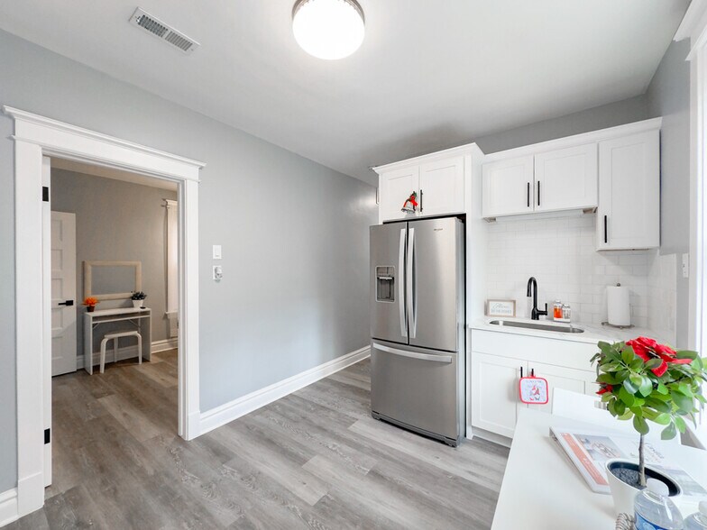 Building Photo - 2039 W 23rd St