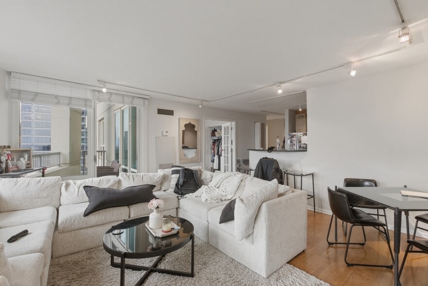 Building Photo - 345 N La Salle Dr