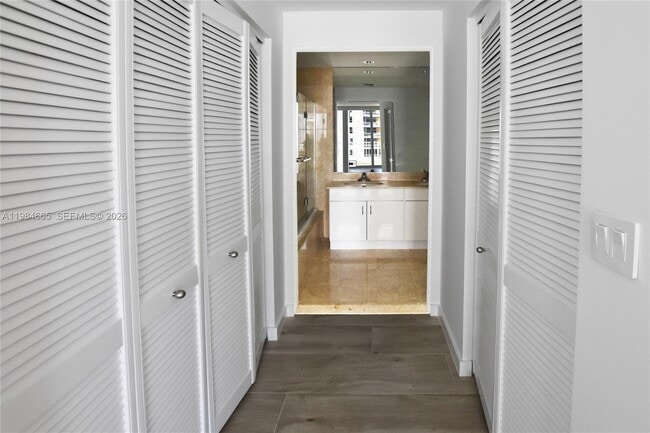 Building Photo - 801 Brickell Key Blvd