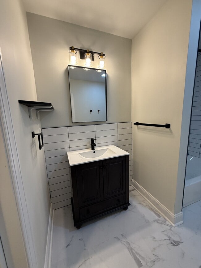 Building Photo - Renovated 2-Bedroom Apartment in Vibrant U...