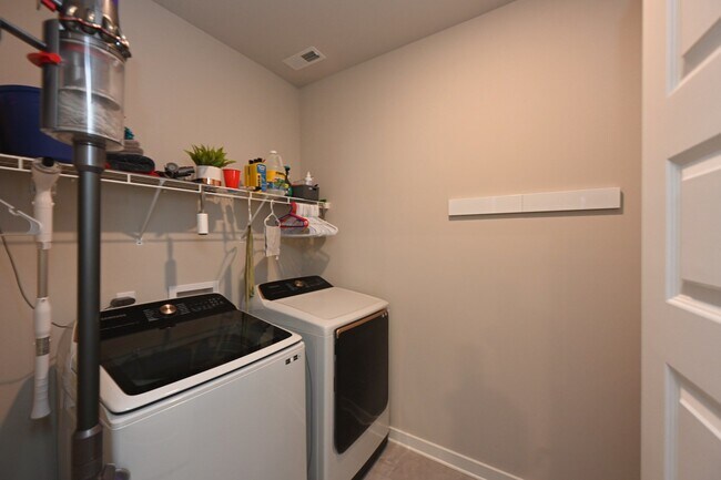 Building Photo - 449 Golden Mdw Ln