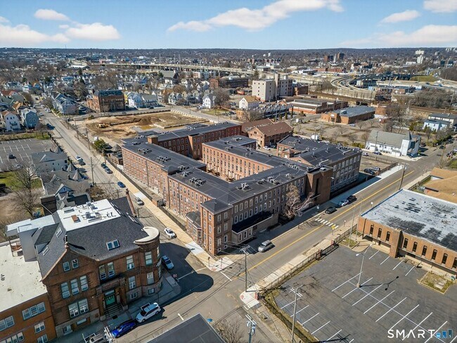Building Photo - 325 Lafayette St