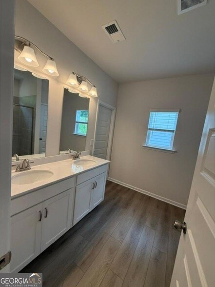 Building Photo - 2340 Ravencliff Dr