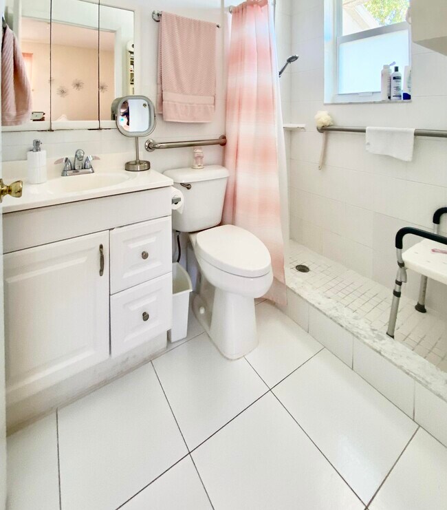 Building Photo - 938 Sumter Rd E