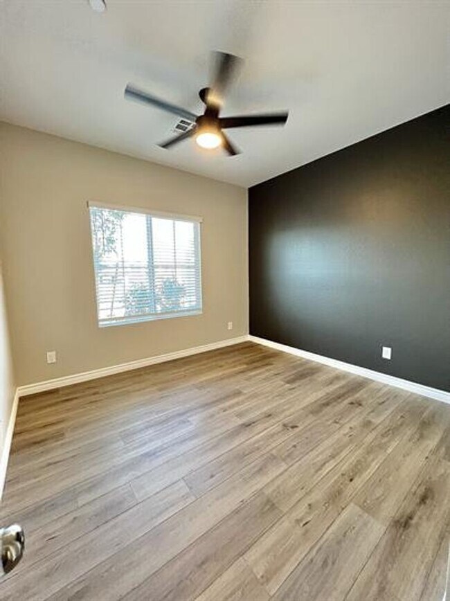 Building Photo - 3 Bedroom 2.5 Bathroom Townhome - Pet Friendly.