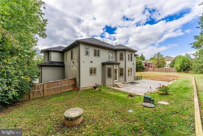 Building Photo - 829 Golden Arrow St