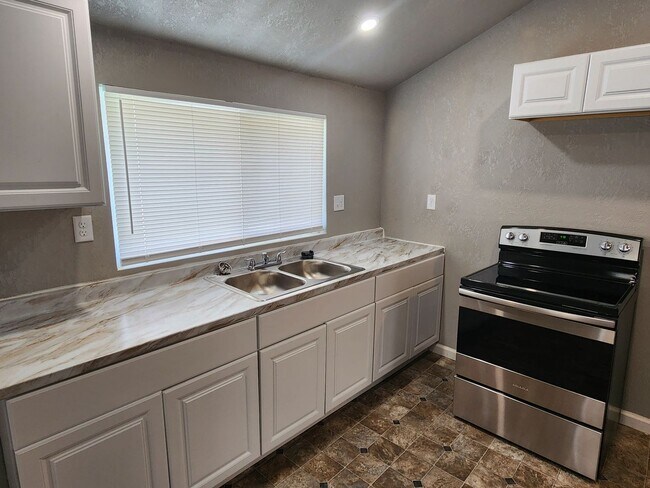 Building Photo - Centrally Located One Bedroom Duplex