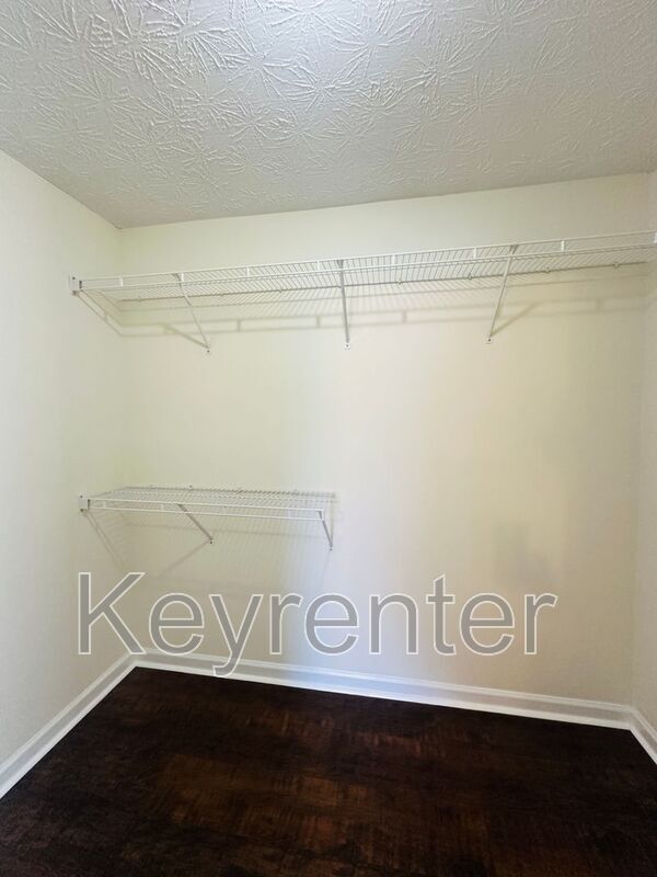 Building Photo - 2207 Crestpark Rd