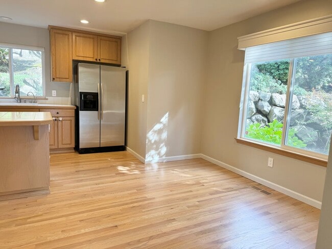 Building Photo - 3 Bd/2.5 Ba Newcastle Home