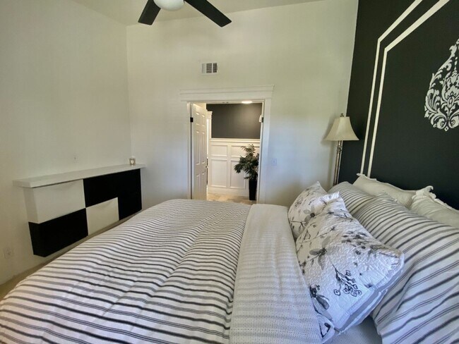 Building Photo - Camarillo- Stylish One Bedroom off Main House