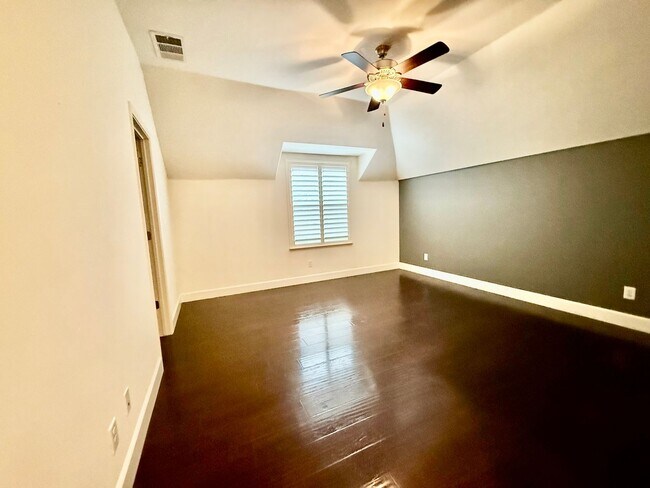 Building Photo - 3 bed plus den patio home