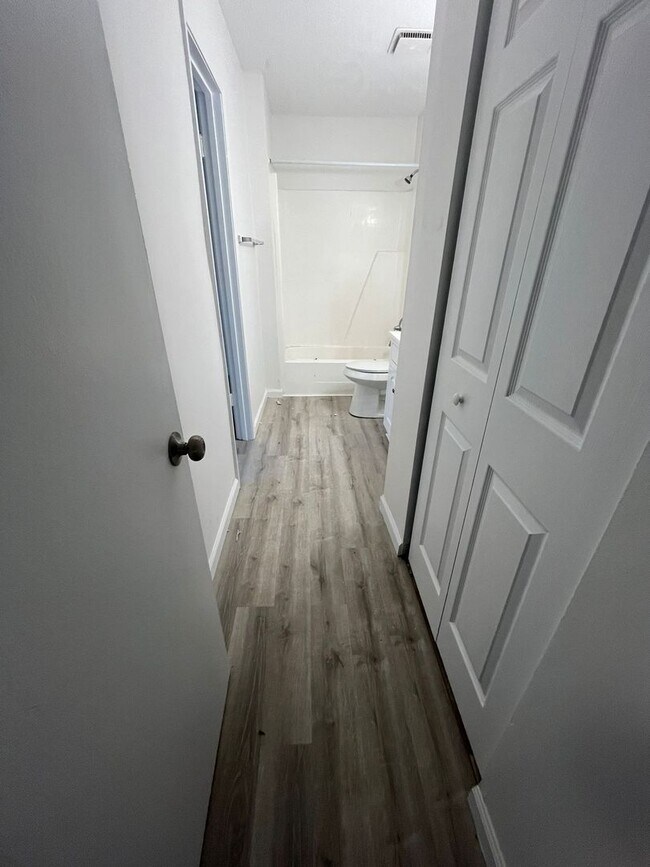 Building Photo - Modern 2-Bed, 1-Bath Oasis with Central Ai...