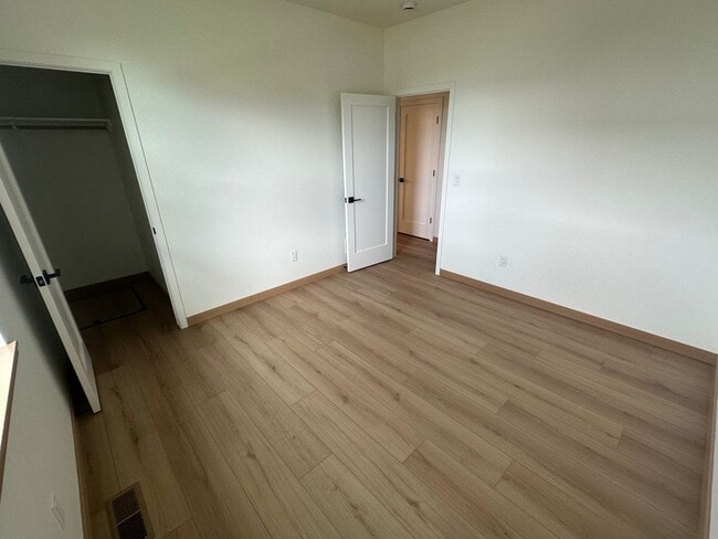 Building Photo - New 3 bed 3 bath w/garage for Rent - Kalispell Townhouse