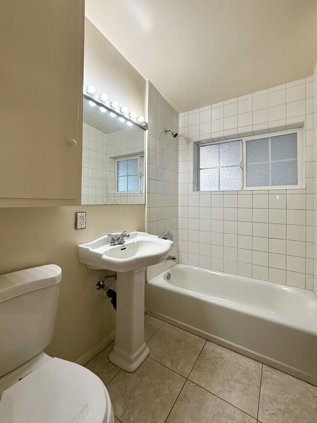 Building Photo - 13949 Oval Dr