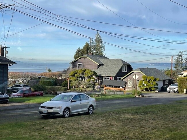 Building Photo - Edmonds View Home