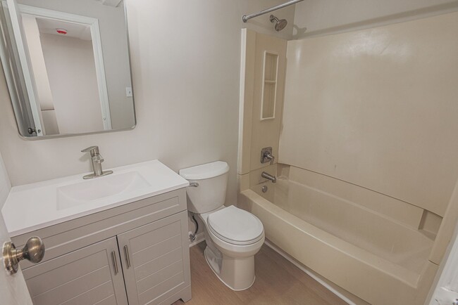 Building Photo - JUST RENOVATED Huge 3 bedroom 3 bathroom t...