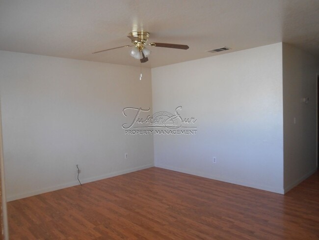 Building Photo - North Redding Home with 2 Car Garage