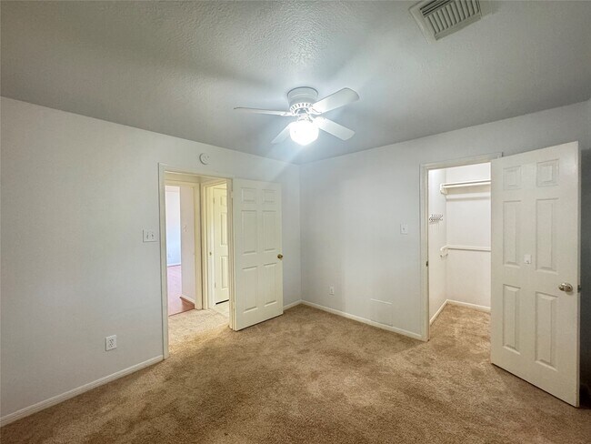 Building Photo - 210 Rolling Plains Dr
