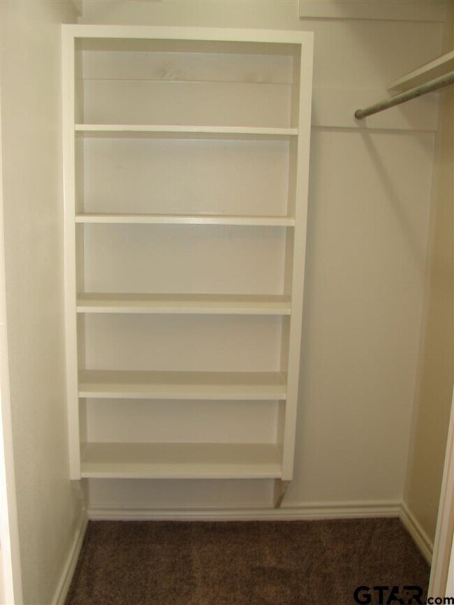 Building Photo - 423 Top Hill Dr