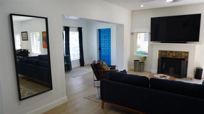 Building Photo - 1011 Sharar Ave