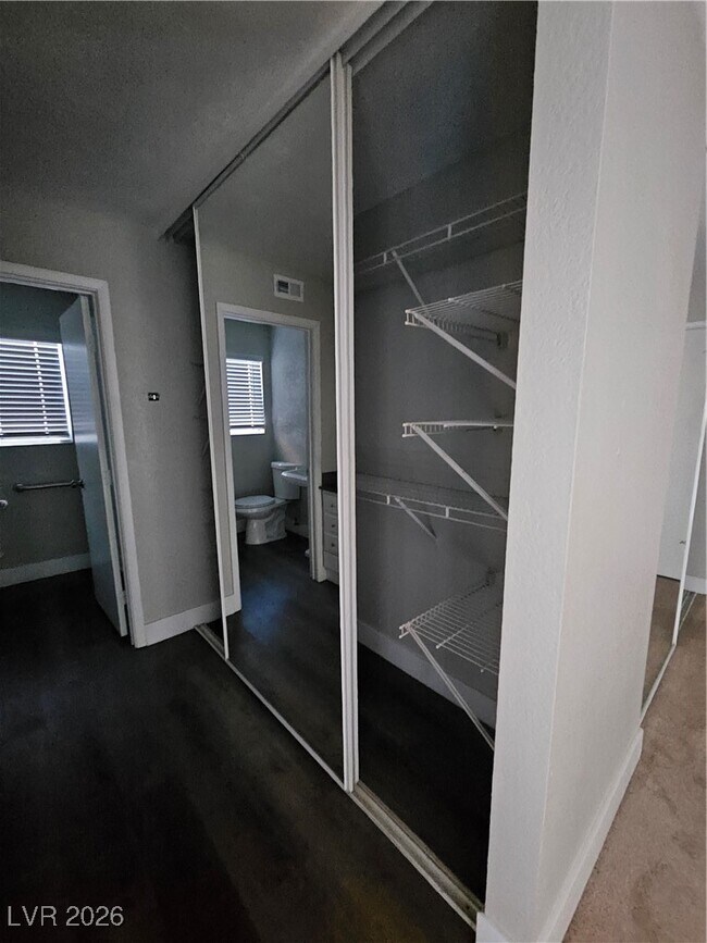 Building Photo - 6764 Groveview Ln