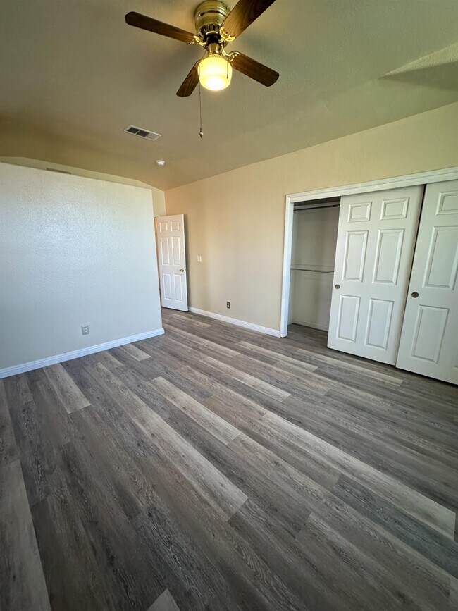 Building Photo - 5560 N Ellendale Ave