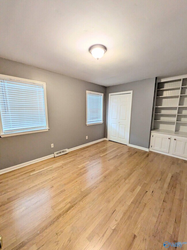 Building Photo - 310 Cumberland Dr SE