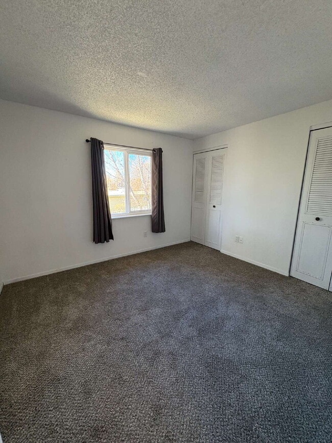 Building Photo - 2 bedroom duplex - Bennett