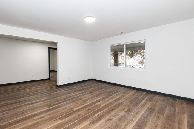 Building Photo - Spacious Three Bedroom Remodeled Home!