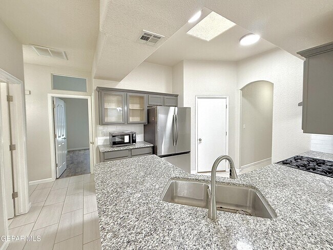 Building Photo - 12749 Tierra Salas Dr