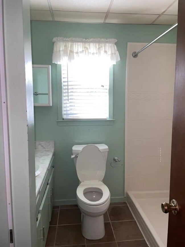 Building Photo - 3 Bedroom 2 Bathroom