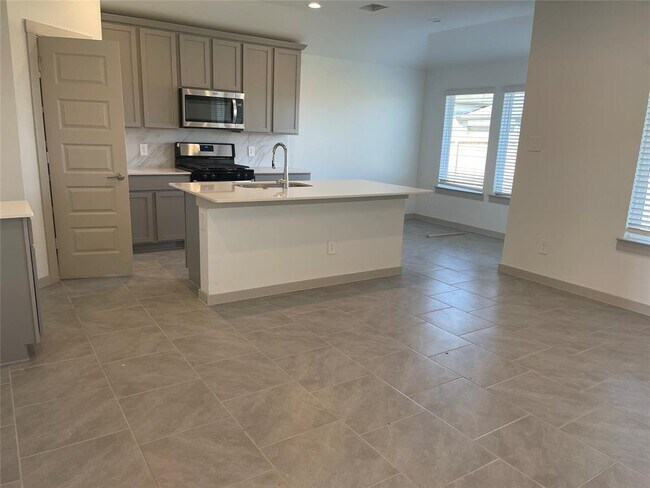 Building Photo - 28918 York Bch Ln