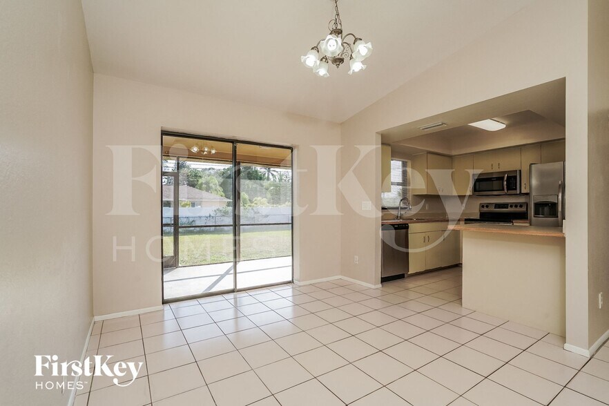 Building Photo - 241 SE 1st Ave