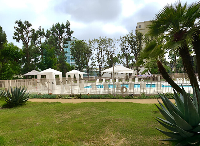 Building Photo - 100 S Doheny Dr