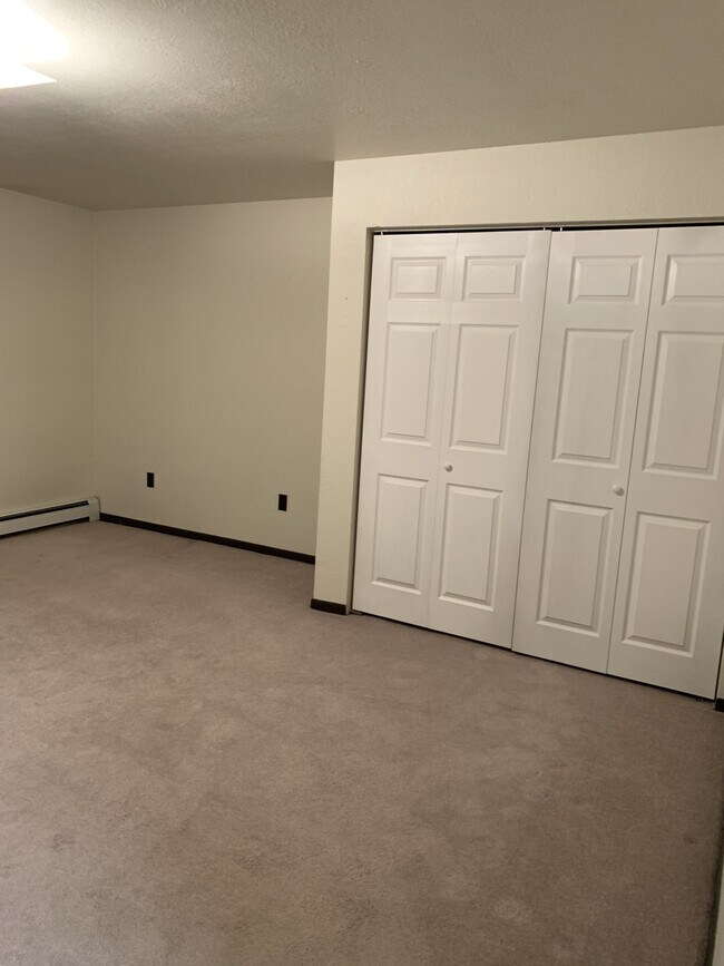 Building Photo - Rambling apartment B