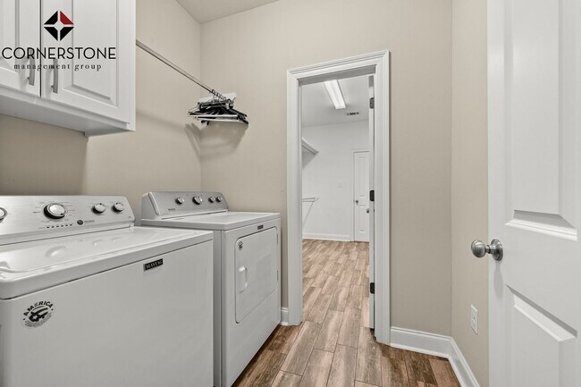 Building Photo - 3 Bedroom House in University Villas| Community Pool |Gated Community