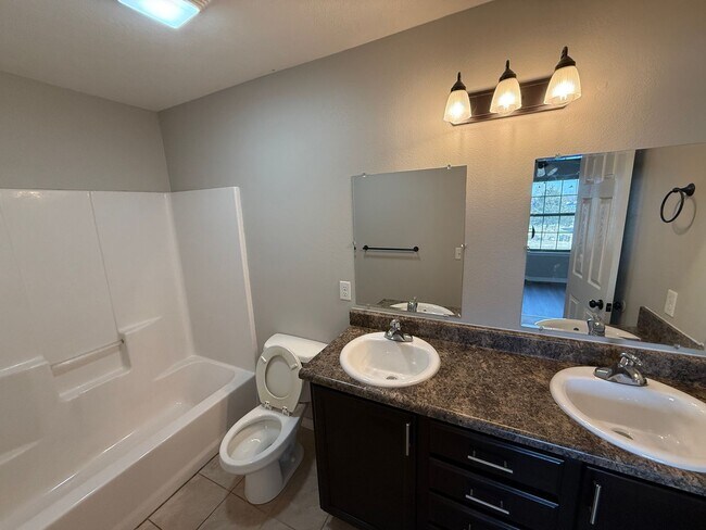 Building Photo - 3363 S Hillcrest Ave