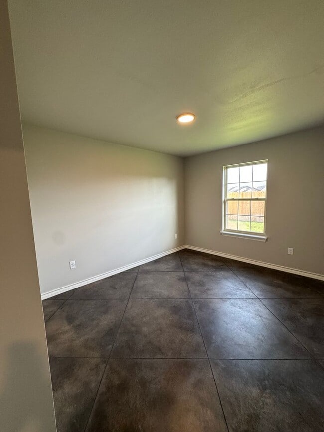 Building Photo - Located in the Glendale area! "Be there 1s...