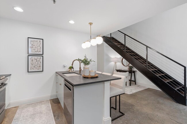 Building Photo - 905 Juniper St NE