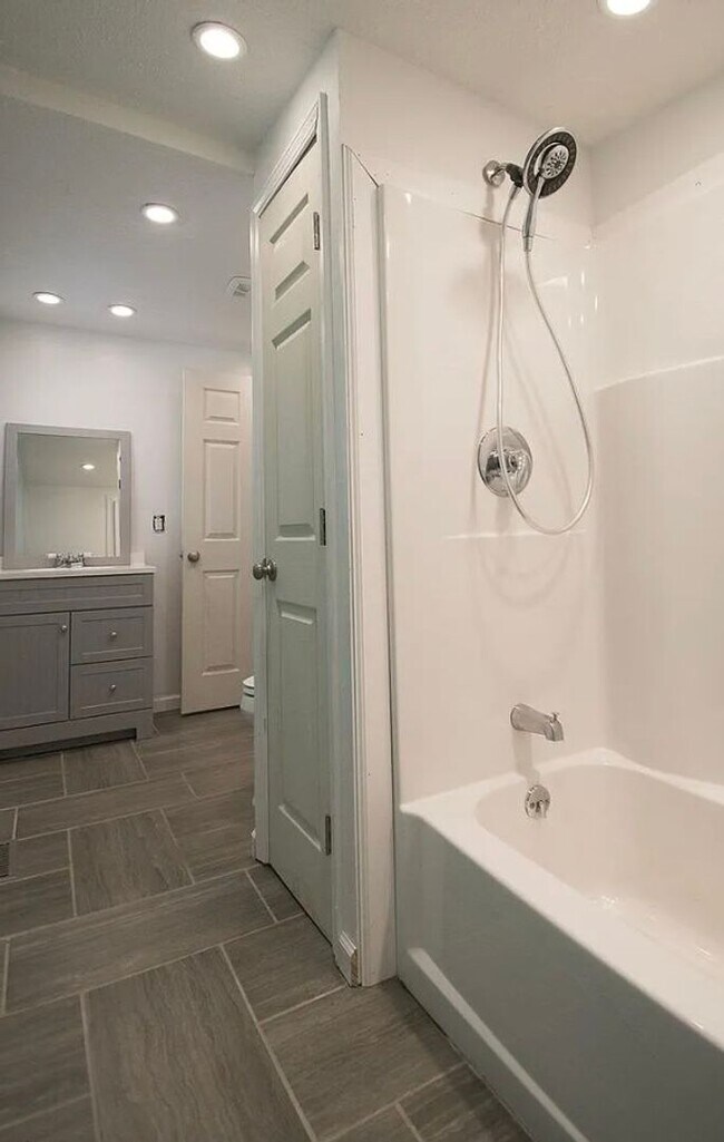 Building Photo - Small Cottage in quiet neighborhood.