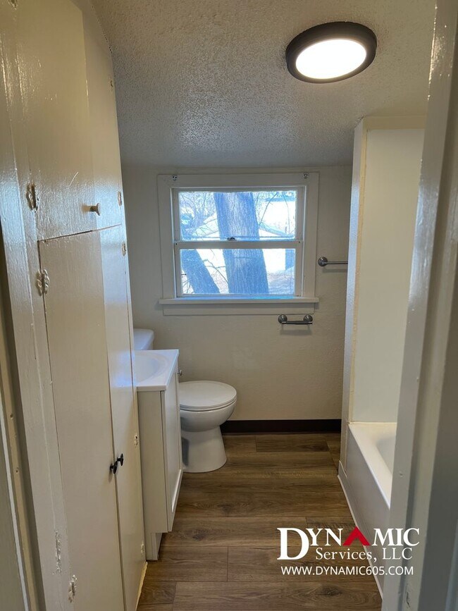 Building Photo - 612 W 11th St