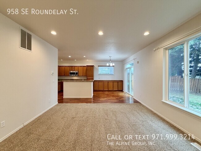 Building Photo - 958 SE Roundelay St